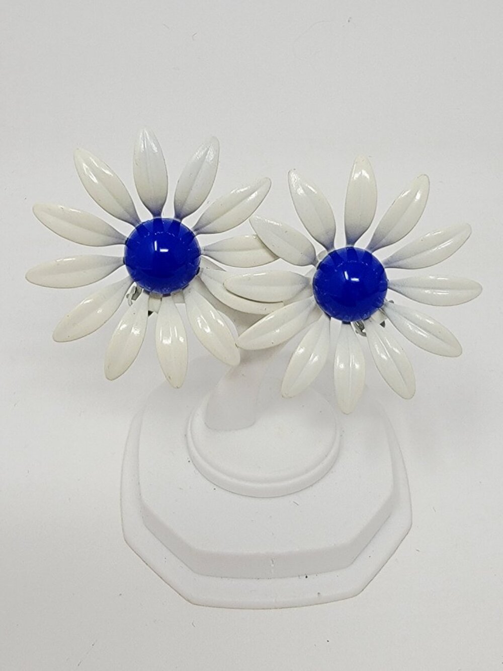 Vintage Mod Daisy Flower White Enamel Clip On Earrings